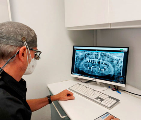doctor Daniel Sánchez Vicario revisando radiografia implantes carga inmediata